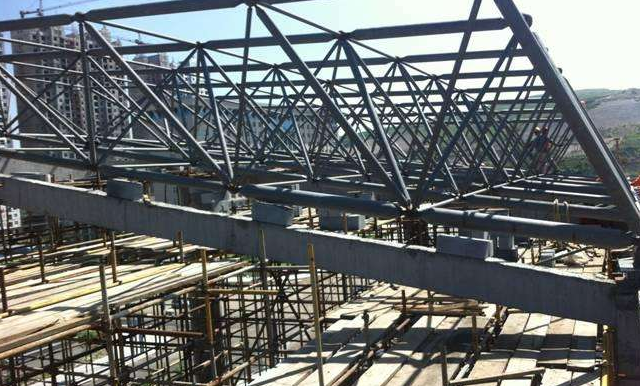 密山简述网架公司的黑色压型钢板的吊装步履